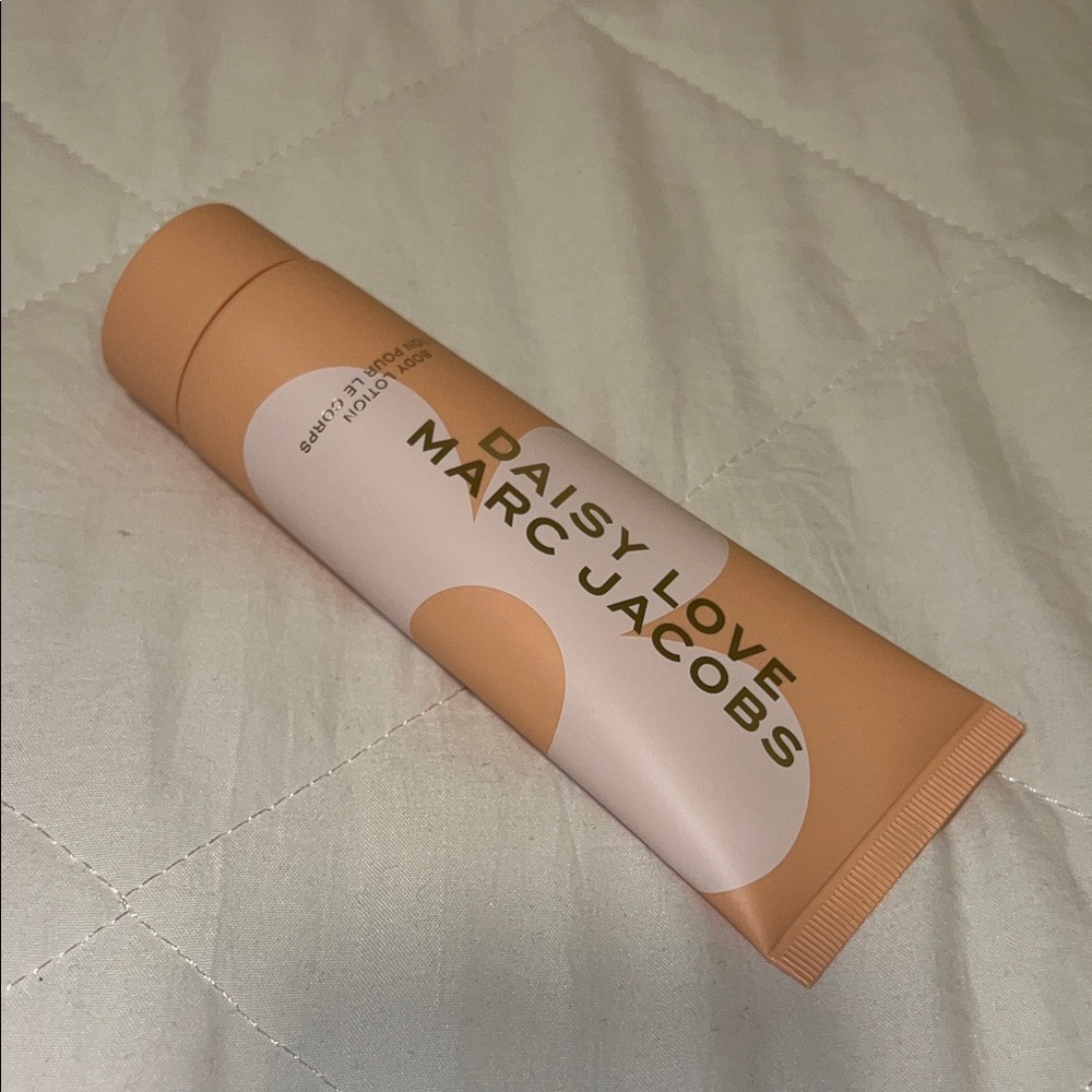 Marc Jacobs Daisy Love Peach Scented Body Lotion